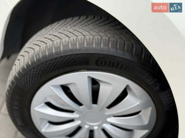 Белый Ниссан Лиф, объемом двигателя 0 л и пробегом 115 тыс. км за 11700 $, фото 19 на Automoto.ua