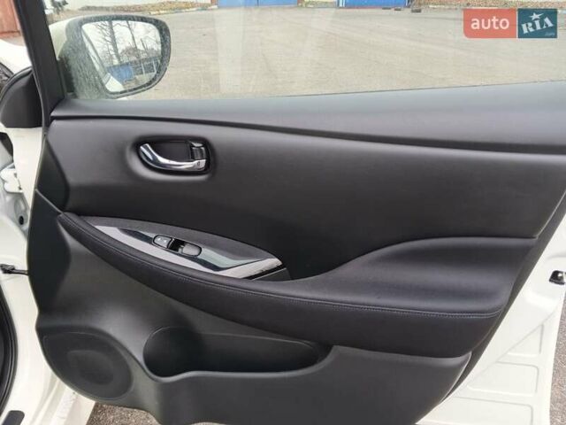 Белый Ниссан Лиф, объемом двигателя 0 л и пробегом 115 тыс. км за 15199 $, фото 16 на Automoto.ua