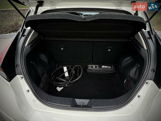 Белый Ниссан Лиф, объемом двигателя 0 л и пробегом 115 тыс. км за 11700 $, фото 45 на Automoto.ua