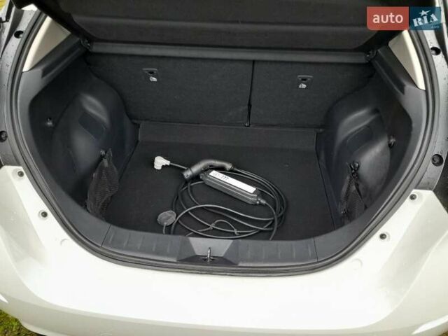 Белый Ниссан Лиф, объемом двигателя 0 л и пробегом 20 тыс. км за 14000 $, фото 11 на Automoto.ua