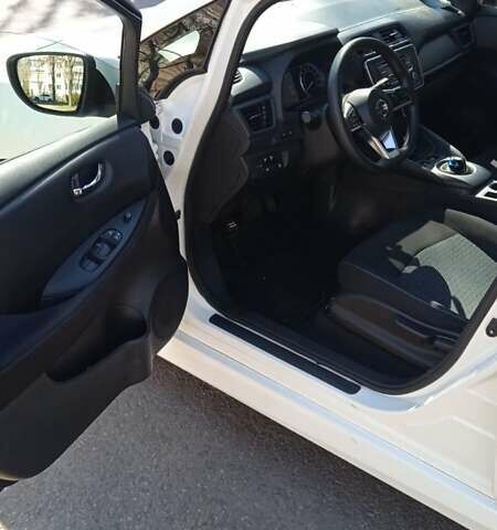 Белый Ниссан Лиф, объемом двигателя 0 л и пробегом 42 тыс. км за 14100 $, фото 7 на Automoto.ua