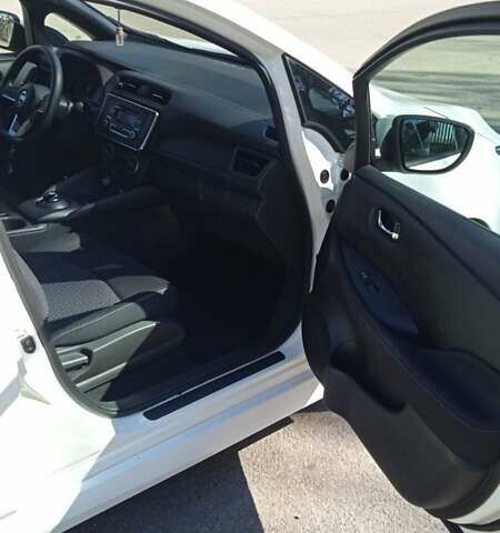 Белый Ниссан Лиф, объемом двигателя 0 л и пробегом 42 тыс. км за 14100 $, фото 6 на Automoto.ua