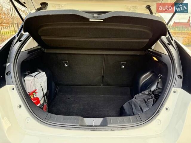 Белый Ниссан Лиф, объемом двигателя 0 л и пробегом 98 тыс. км за 15950 $, фото 95 на Automoto.ua