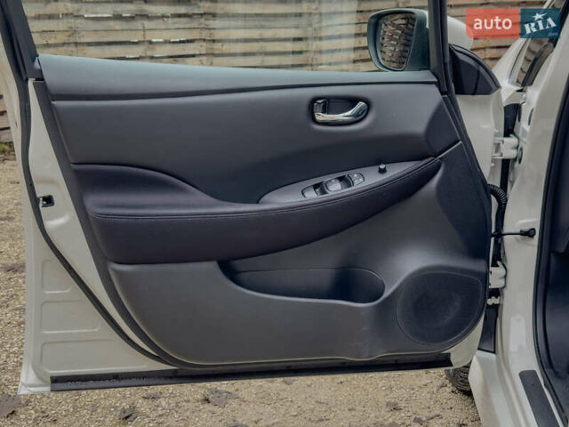 Білий Ніссан Ліф, об'ємом двигуна 0 л та пробігом 18 тис. км за 14500 $, фото 61 на Automoto.ua