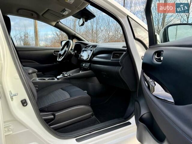 Белый Ниссан Лиф, объемом двигателя 0 л и пробегом 98 тыс. км за 15950 $, фото 68 на Automoto.ua