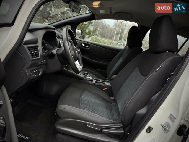 Белый Ниссан Лиф, объемом двигателя 0 л и пробегом 115 тыс. км за 11700 $, фото 22 на Automoto.ua