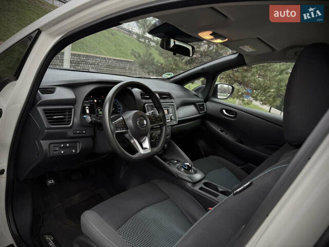 Белый Ниссан Лиф, объемом двигателя 0 л и пробегом 115 тыс. км за 11700 $, фото 24 на Automoto.ua