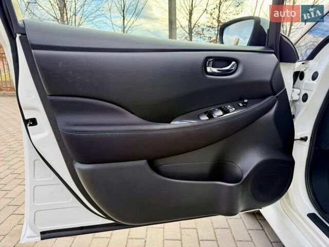 Белый Ниссан Лиф, объемом двигателя 0 л и пробегом 98 тыс. км за 15950 $, фото 41 на Automoto.ua