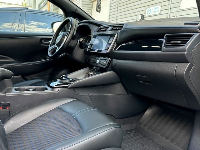 Белый Ниссан Лиф, объемом двигателя 0.16 л и пробегом 99 тыс. км за 16700 $, фото 3 на Automoto.ua