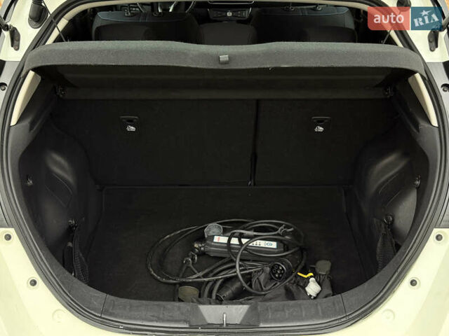 Белый Ниссан Лиф, объемом двигателя 0 л и пробегом 109 тыс. км за 11999 $, фото 45 на Automoto.ua