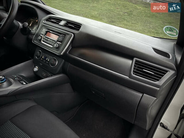 Белый Ниссан Лиф, объемом двигателя 0 л и пробегом 115 тыс. км за 11700 $, фото 34 на Automoto.ua