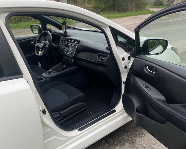 Белый Ниссан Лиф, объемом двигателя 0 л и пробегом 41 тыс. км за 13100 $, фото 12 на Automoto.ua