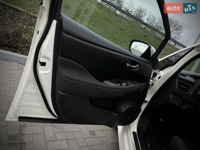 Белый Ниссан Лиф, объемом двигателя 0 л и пробегом 115 тыс. км за 11700 $, фото 23 на Automoto.ua