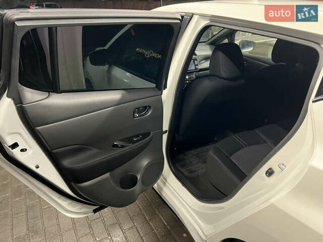 Белый Ниссан Лиф, объемом двигателя 0 л и пробегом 27 тыс. км за 13700 $, фото 24 на Automoto.ua