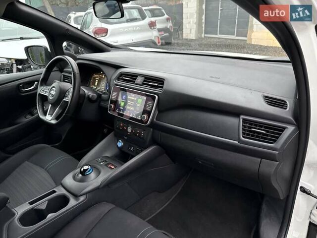 Белый Ниссан Лиф, объемом двигателя 0 л и пробегом 77 тыс. км за 13200 $, фото 26 на Automoto.ua