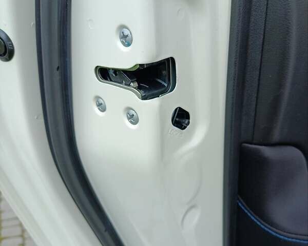 Белый Ниссан Лиф, объемом двигателя 0 л и пробегом 18 тыс. км за 13999 $, фото 17 на Automoto.ua