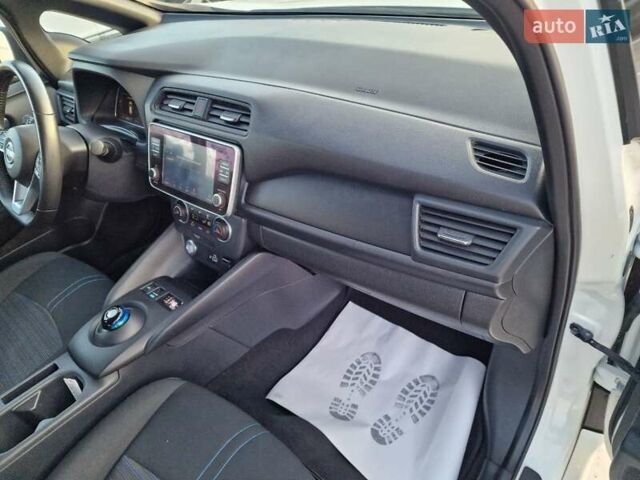 Белый Ниссан Лиф, объемом двигателя 0 л и пробегом 93 тыс. км за 14600 $, фото 41 на Automoto.ua