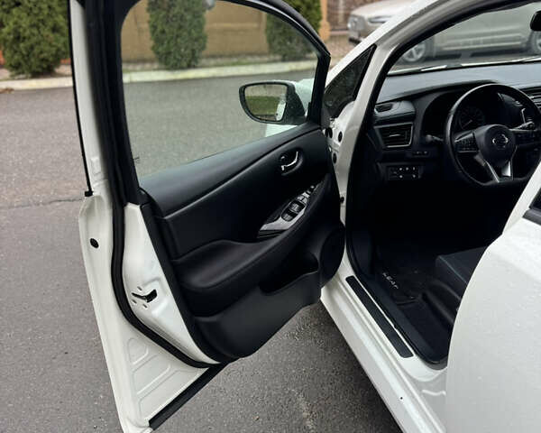 Белый Ниссан Лиф, объемом двигателя 0 л и пробегом 69 тыс. км за 14990 $, фото 29 на Automoto.ua