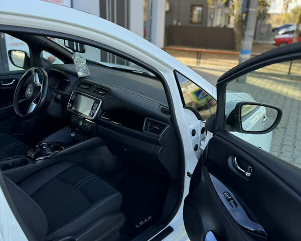 Белый Ниссан Лиф, объемом двигателя 0 л и пробегом 69 тыс. км за 14990 $, фото 16 на Automoto.ua