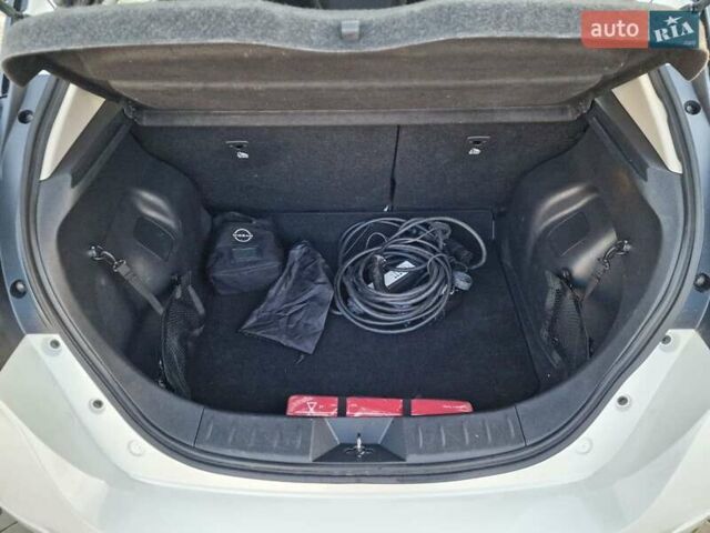 Белый Ниссан Лиф, объемом двигателя 0 л и пробегом 93 тыс. км за 14600 $, фото 43 на Automoto.ua