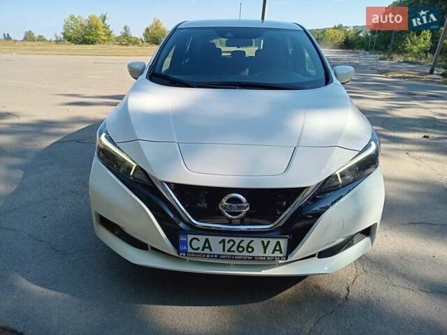 Білий Ніссан Ліф, об'ємом двигуна 0 л та пробігом 27 тис. км за 16800 $, фото 1 на Automoto.ua
