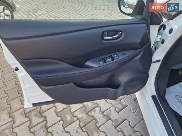 Белый Ниссан Лиф, объемом двигателя 0 л и пробегом 93 тыс. км за 14600 $, фото 19 на Automoto.ua