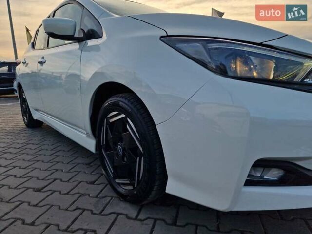 Белый Ниссан Лиф, объемом двигателя 0 л и пробегом 93 тыс. км за 14600 $, фото 5 на Automoto.ua