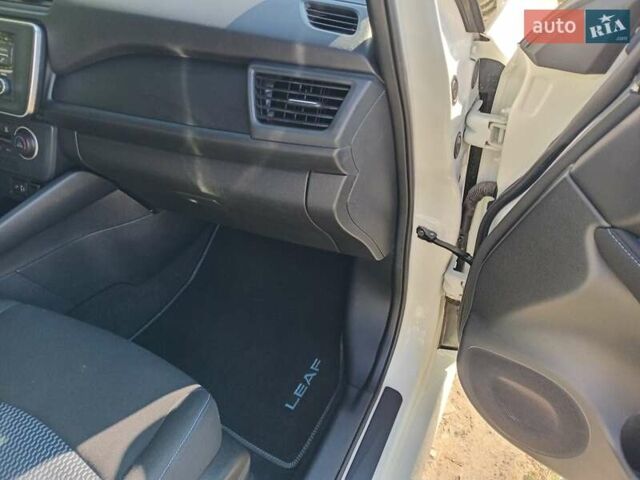Білий Ніссан Ліф, об'ємом двигуна 0 л та пробігом 27 тис. км за 16800 $, фото 18 на Automoto.ua