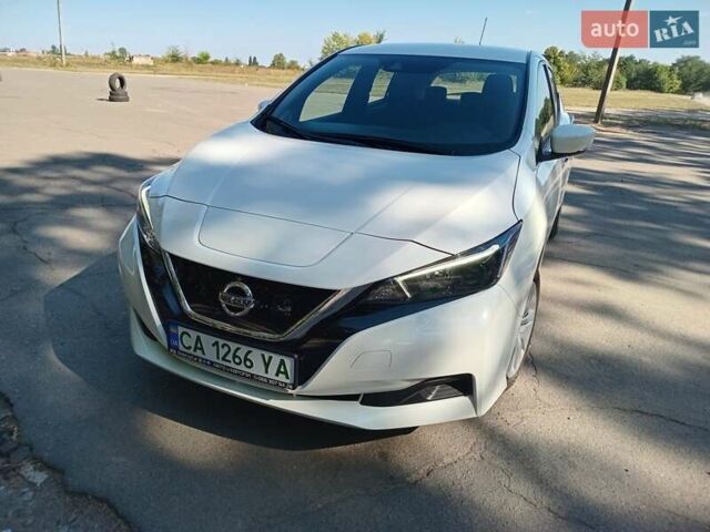 Білий Ніссан Ліф, об'ємом двигуна 0 л та пробігом 27 тис. км за 16800 $, фото 4 на Automoto.ua