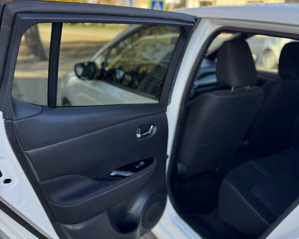 Белый Ниссан Лиф, объемом двигателя 0 л и пробегом 69 тыс. км за 14990 $, фото 12 на Automoto.ua