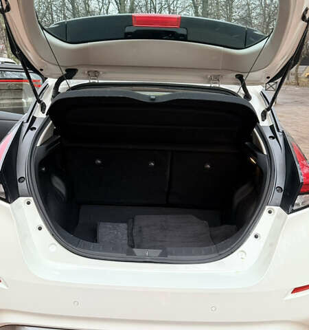 Белый Ниссан Лиф, объемом двигателя 0 л и пробегом 100 тыс. км за 18000 $, фото 9 на Automoto.ua