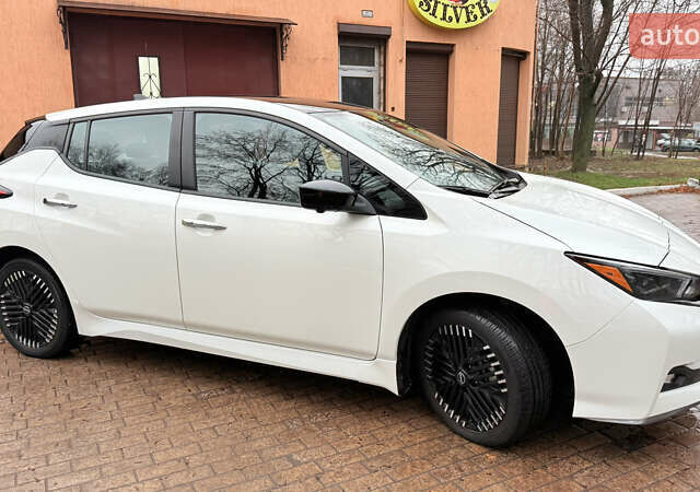 Белый Ниссан Лиф, объемом двигателя 0 л и пробегом 100 тыс. км за 18000 $, фото 2 на Automoto.ua