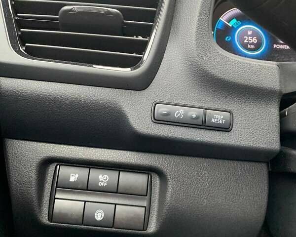 Белый Ниссан Лиф, объемом двигателя 0 л и пробегом 10 тыс. км за 16500 $, фото 4 на Automoto.ua