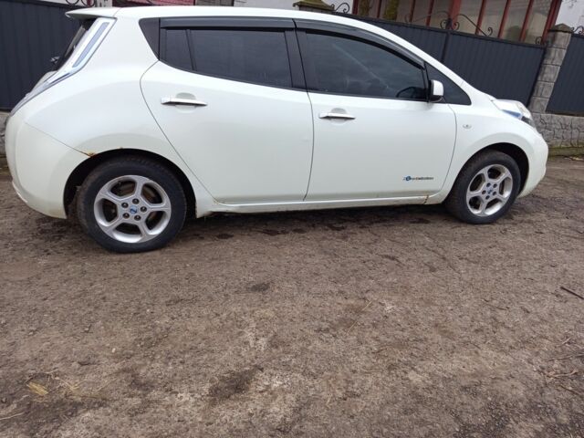 Белый Ниссан Лиф, объемом двигателя 0 л и пробегом 160 тыс. км за 4500 $, фото 1 на Automoto.ua