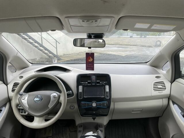 Білий Ніссан Ліф, об'ємом двигуна 0 л та пробігом 183 тис. км за 4350 $, фото 5 на Automoto.ua