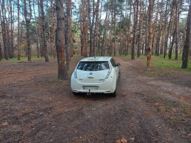 Білий Ніссан Ліф, об'ємом двигуна 0 л та пробігом 199 тис. км за 6200 $, фото 4 на Automoto.ua