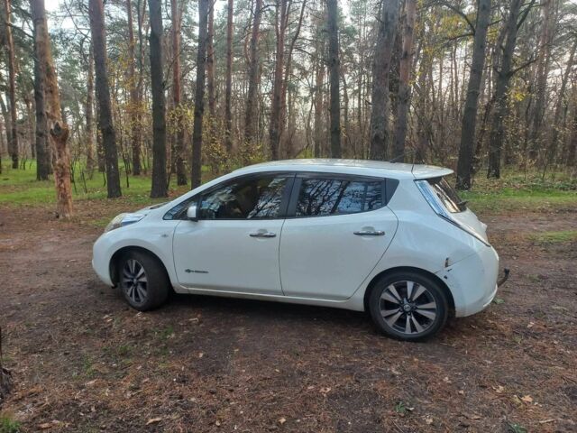 Білий Ніссан Ліф, об'ємом двигуна 0 л та пробігом 199 тис. км за 6200 $, фото 5 на Automoto.ua