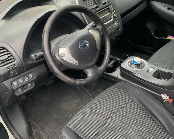 Білий Ніссан Ліф, об'ємом двигуна 0 л та пробігом 199 тис. км за 12500 $, фото 3 на Automoto.ua