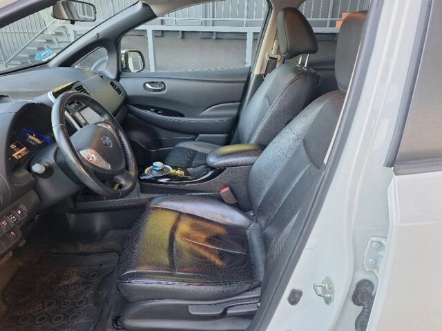 Белый Ниссан Лиф, объемом двигателя 0 л и пробегом 102 тыс. км за 7200 $, фото 2 на Automoto.ua