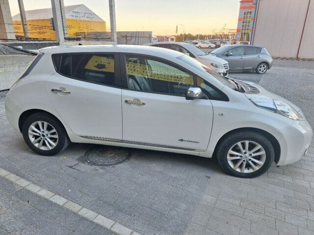 Белый Ниссан Лиф, объемом двигателя 0 л и пробегом 102 тыс. км за 7200 $, фото 12 на Automoto.ua