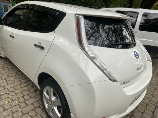 Белый Ниссан Лиф, объемом двигателя 0 л и пробегом 101 тыс. км за 7300 $, фото 4 на Automoto.ua