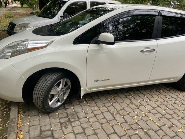 Белый Ниссан Лиф, объемом двигателя 0 л и пробегом 101 тыс. км за 7300 $, фото 5 на Automoto.ua