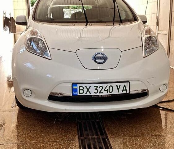 Белый Ниссан Лиф, объемом двигателя 0 л и пробегом 101 тыс. км за 7300 $, фото 6 на Automoto.ua