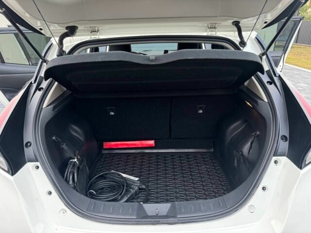 Белый Ниссан Лиф, объемом двигателя 0 л и пробегом 113 тыс. км за 12500 $, фото 5 на Automoto.ua