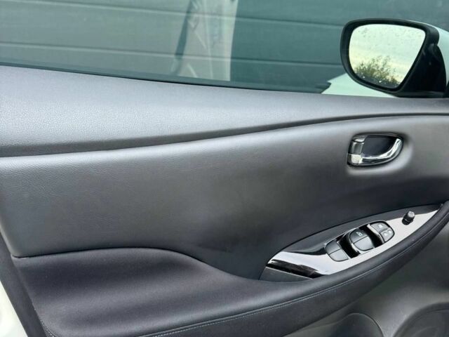 Белый Ниссан Лиф, объемом двигателя 0 л и пробегом 113 тыс. км за 12500 $, фото 12 на Automoto.ua