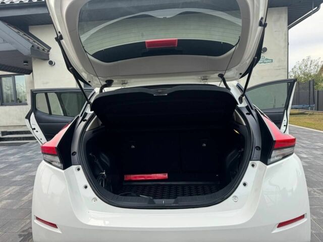 Белый Ниссан Лиф, объемом двигателя 0 л и пробегом 113 тыс. км за 12500 $, фото 3 на Automoto.ua