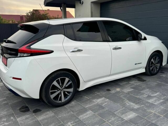 Белый Ниссан Лиф, объемом двигателя 0 л и пробегом 113 тыс. км за 12500 $, фото 2 на Automoto.ua