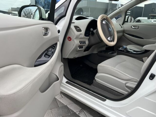 Белый Ниссан Лиф, объемом двигателя 0 л и пробегом 120 тыс. км за 4800 $, фото 6 на Automoto.ua