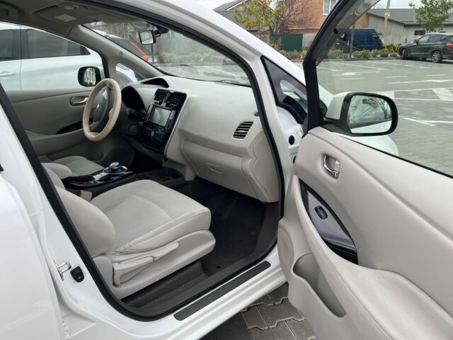 Белый Ниссан Лиф, объемом двигателя 0 л и пробегом 120 тыс. км за 4800 $, фото 7 на Automoto.ua