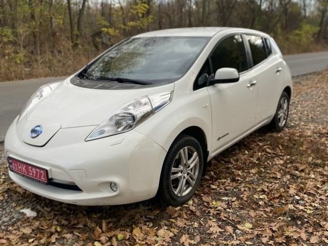 Білий Ніссан Ліф, об'ємом двигуна 0 л та пробігом 125 тис. км за 6100 $, фото 3 на Automoto.ua